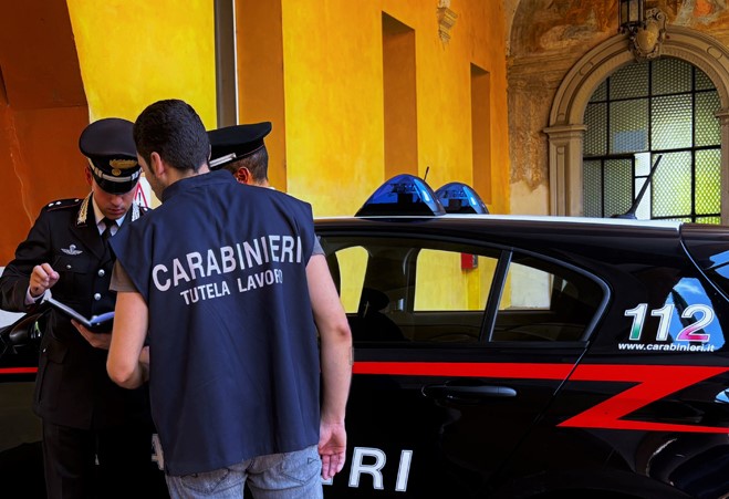 Controlli dei carabinieri nel Teramo: a Civitella uomo tenta di aggredire i militari